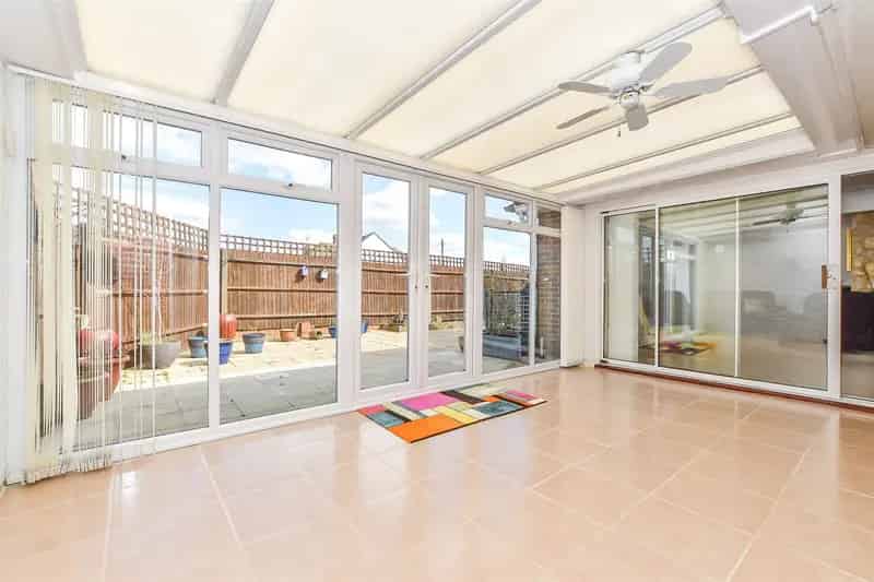 2 Bedroom Detached Bungalow for Sale in North Tonbridge