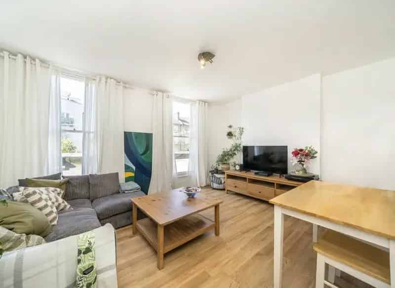 One Double Bedroom Apartment near Queens Road Station