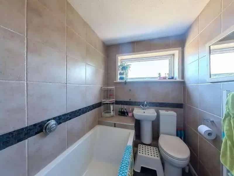 2 Bed House for Sale with Garage and Solar Panels