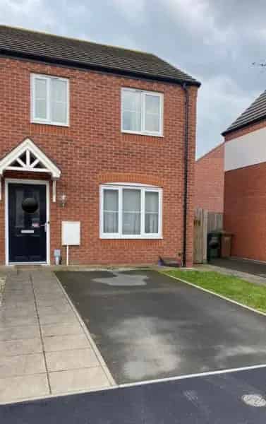 2 Bed End Terraced House with Driveway and Garden - Pets Allowed