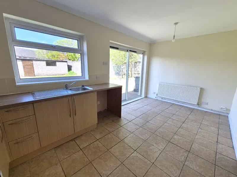 3 Bedroom Semi Detached House Newly Carpeted and Decorated