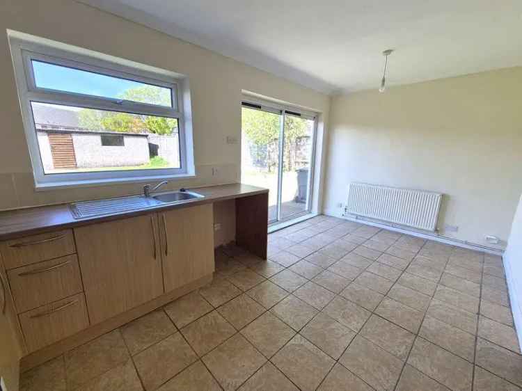 3 Bedroom Semi Detached House Newly Carpeted and Decorated