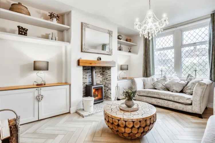 Spacious Semi-Detached Home with Modern Kitchen and Luxury Bathroom