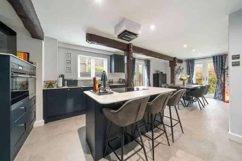 5 Bed House for Sale with Annexe and Landscaped Garden