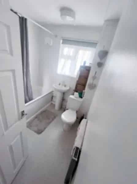 Spacious 2 Bed Flat Ground Floor Garden Free Parking Near Amenities