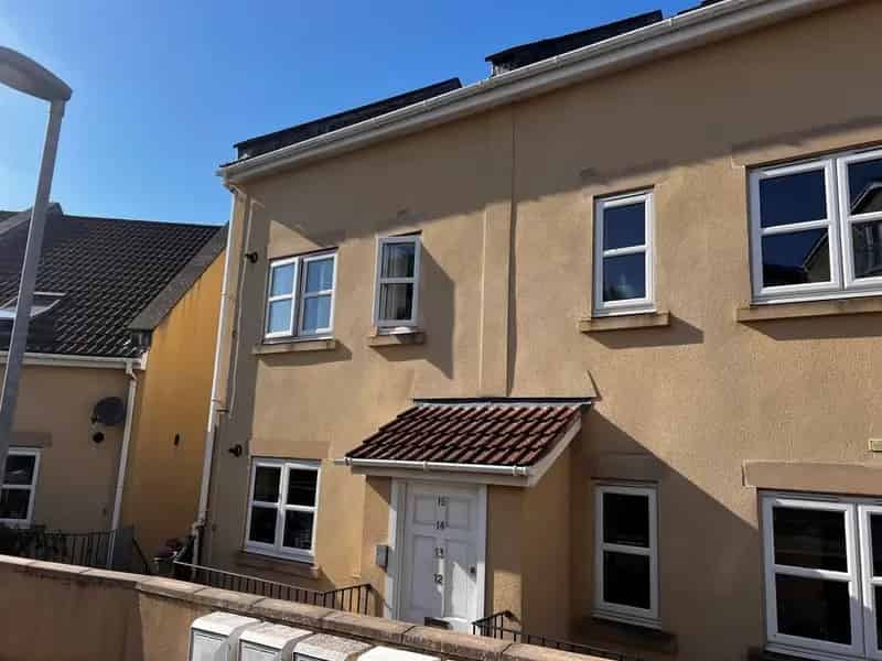 Spacious 2 Bed Maisonette Near North Street Bristol