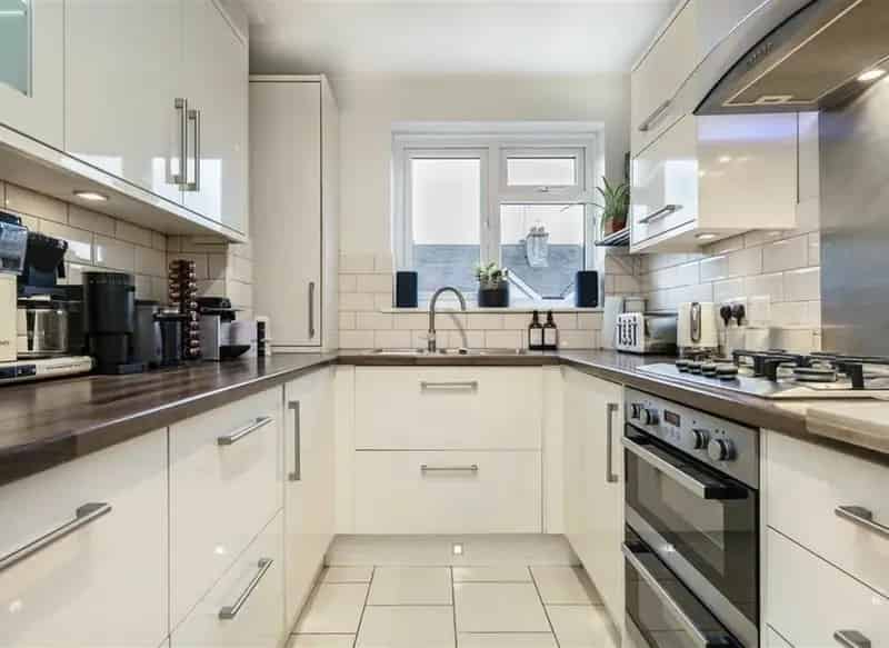 2 Double Bedroom Flat Ladywell Village 700 sq ft Garage Share of Freehold