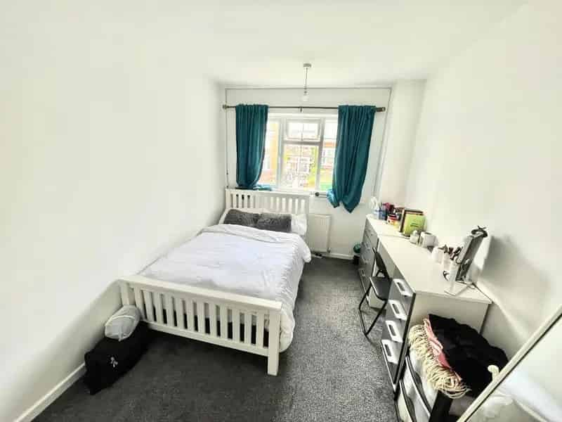 2 3 Bedroom Furnished House Near City Centre Available September