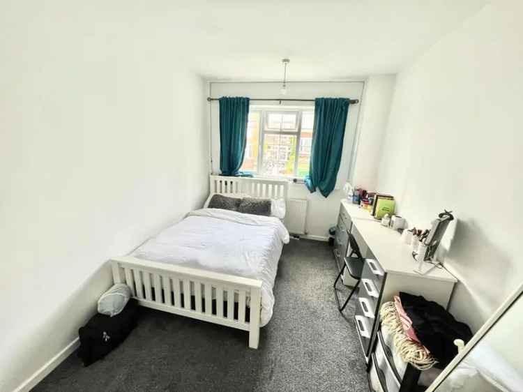 2 3 Bedroom Furnished House Near City Centre Available September