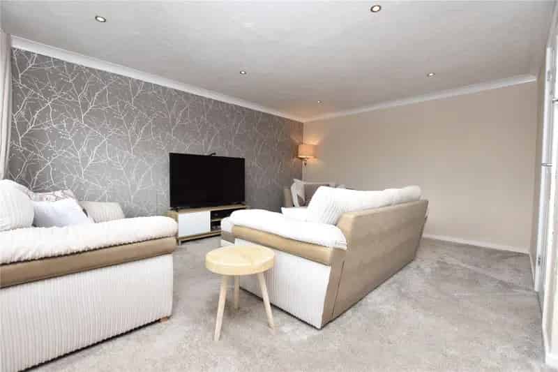 Four Bedroom Townhouse with Garage and Parking Near Leeds