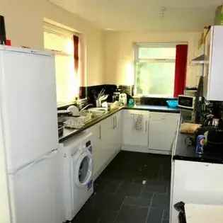 7 Bedroom House Manchester 182m² 2 Kitchens 2 Bathrooms Garden