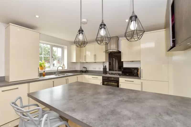 2 Bedroom Flat for Sale Near High Street