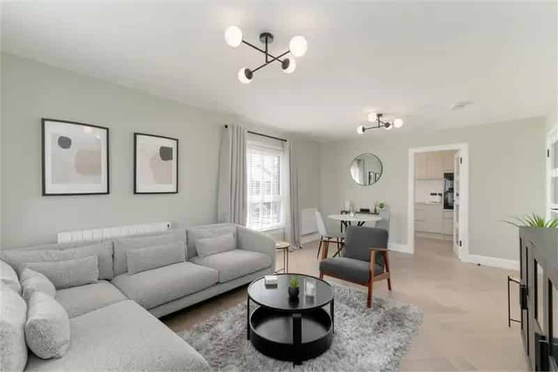 2 Bed Top Floor Flat Leith - Stylish City Apartment