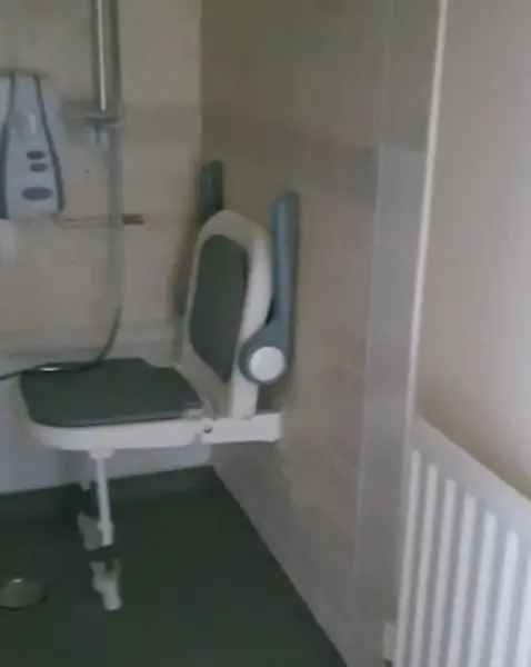 2 Bed Ground Floor Flat Near Shops and Train Station