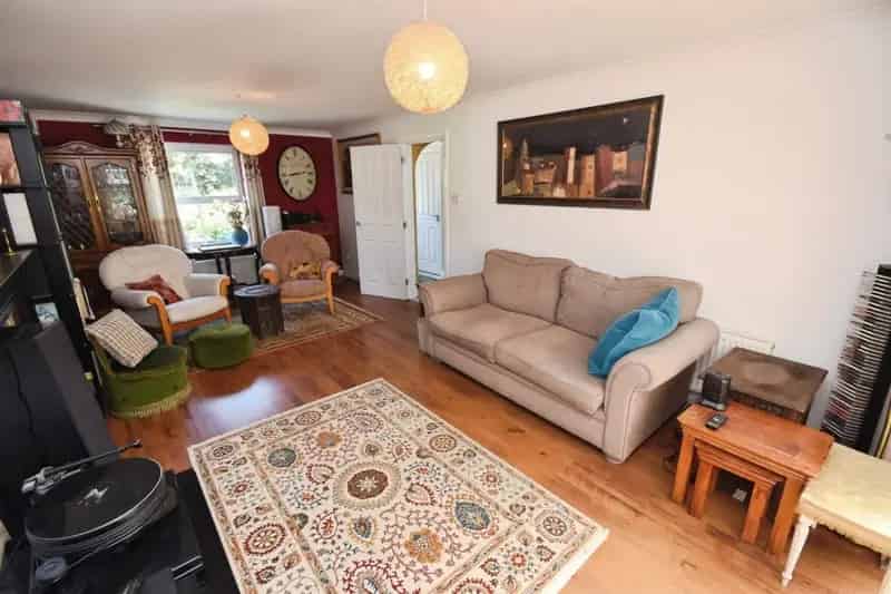 4 Bed Family Home Detached Garage Conservatory