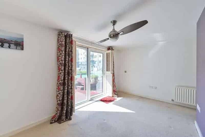 2 Bed Flat for Sale Near River Thames