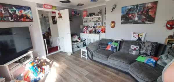 Lovely 2 Bedroom Flat with Huge Private Garden Near Town