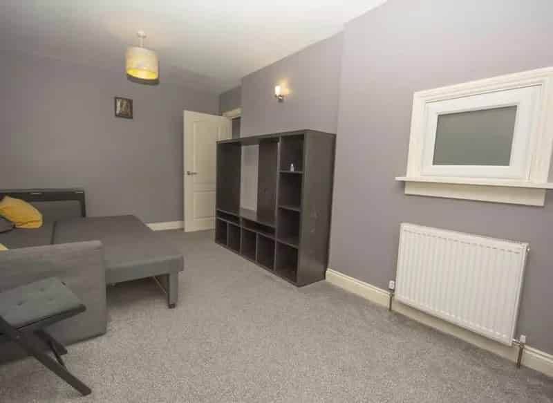 3 4 Bedroom Family Home Spacious Reception Modern Kitchen Parking