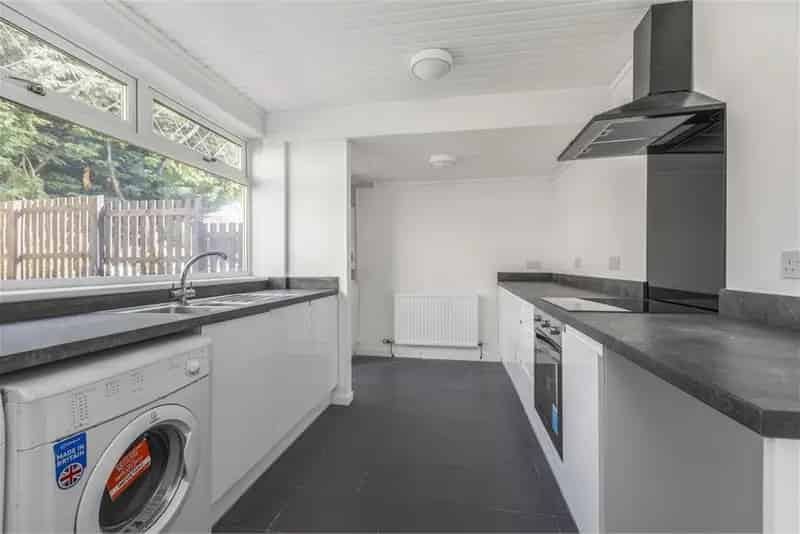 3 Bed Semi-Detached House Burdiehouse Edinburgh
