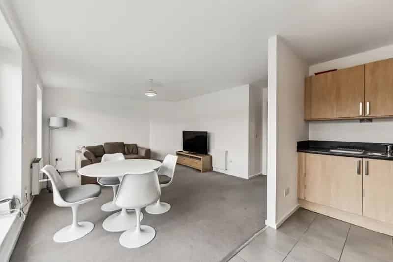 One Bedroom Flat with Terrace and Parking in Finnieston