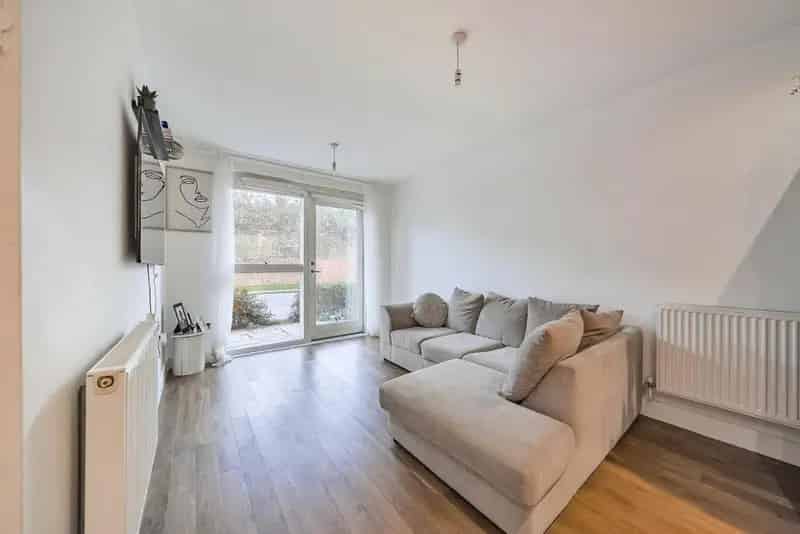 Spacious 2-Bedroom Flat in SE6 with Private Outside Space