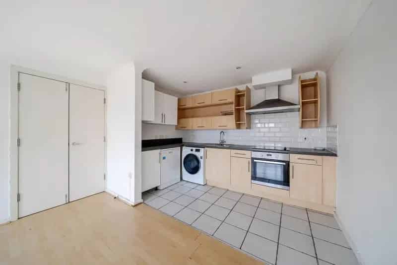Spacious 2-Double Bedroom Flat with Secure Parking and Lift