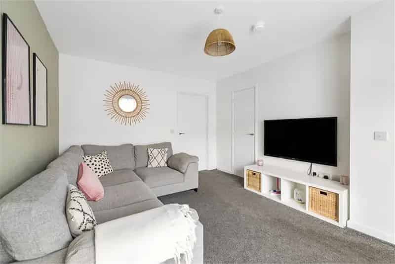 2 Bed Terraced House Near Edinburgh College