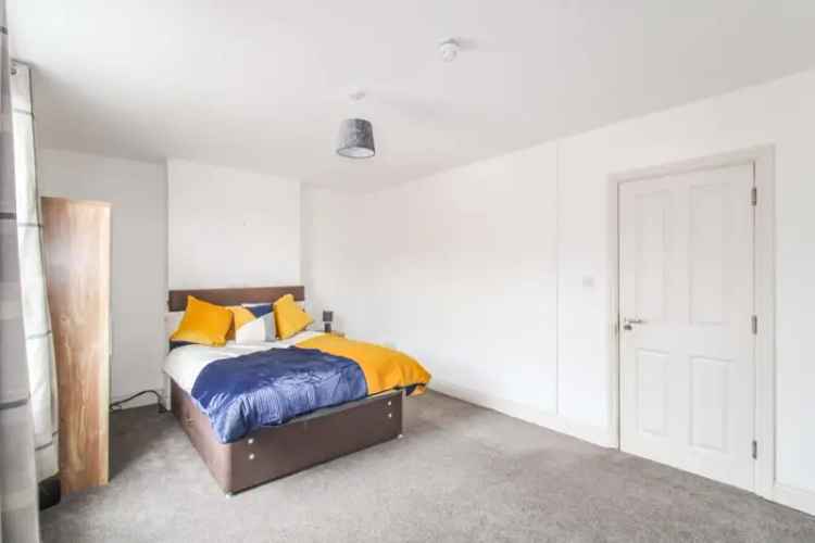 Large Double Room in 5 Bedroom Terraced Bungalow - Kings Heath