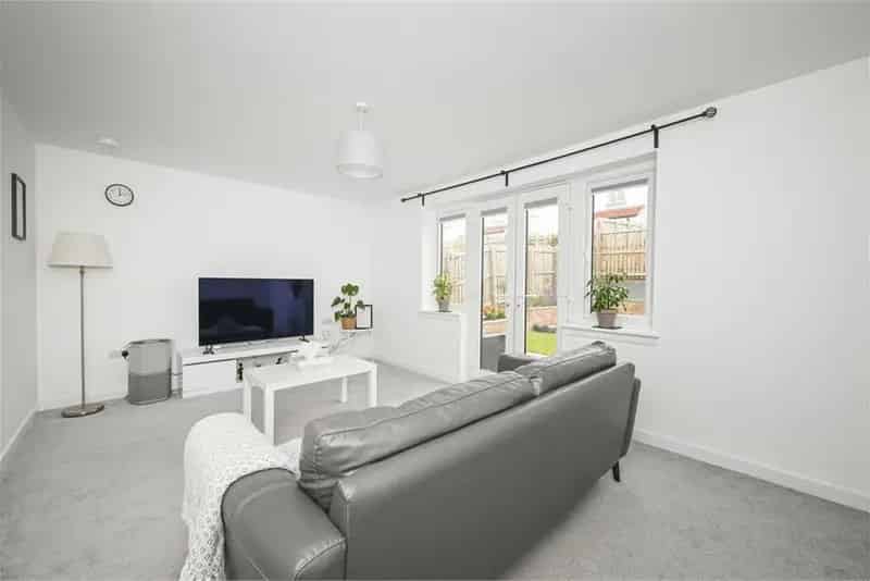 4 Bed Detached House with 2 Reception Rooms