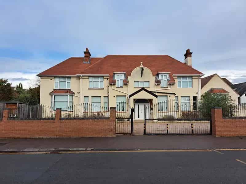 5000+ Sq Ft Detached Property - Former Care Home - Versatile Accommodation
