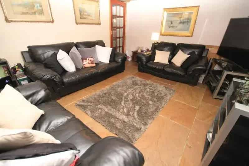 4 Bedroom Cottage with Separate Annexe and Off-Street Parking