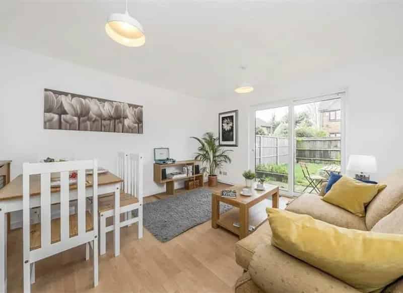 2 Bedroom Terraced House New Cross Modern South Garden No Onward Chain