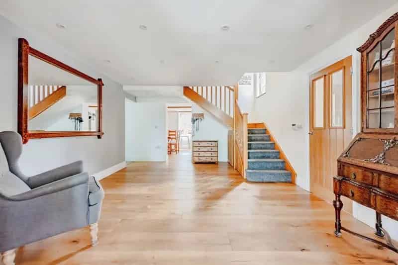 5 Bedroom Family Home Copthorne Modern and Classic