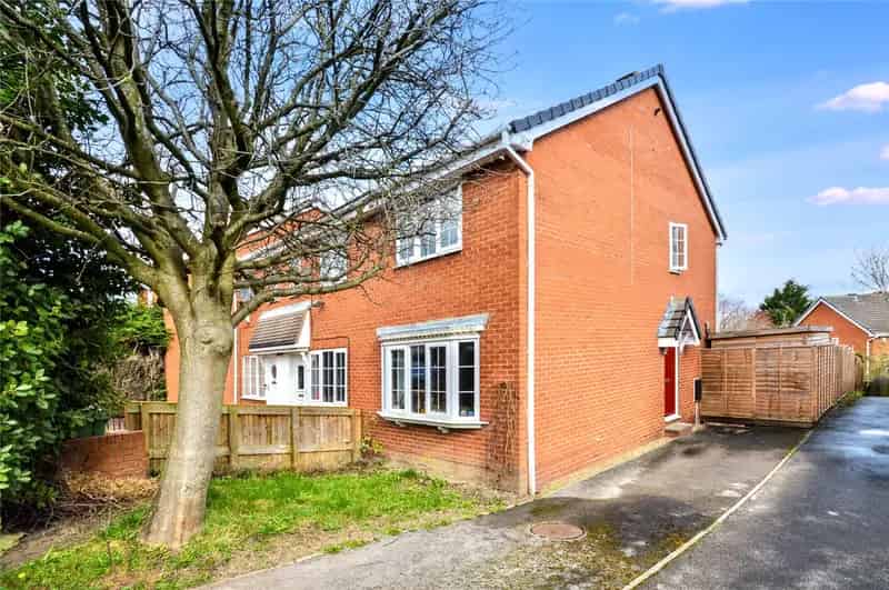 2 Bed End Townhouse Near City Centre with Outbuilding