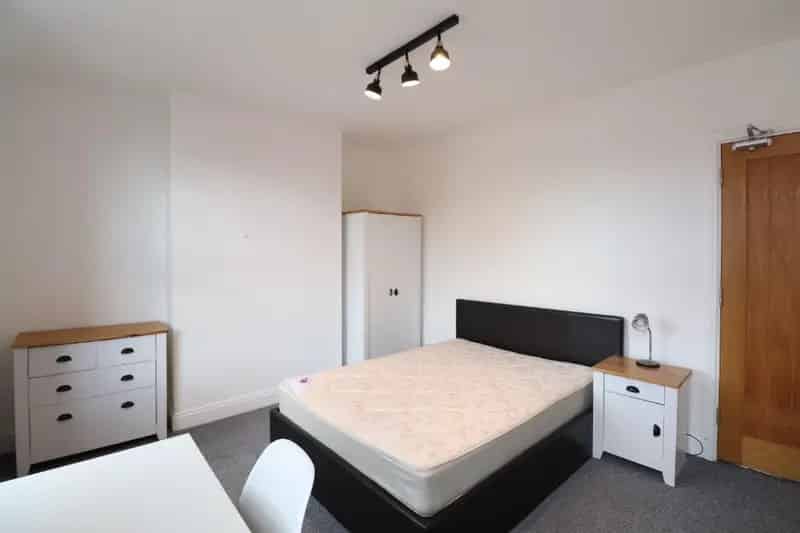 4 Bedroom House for Students and Professionals