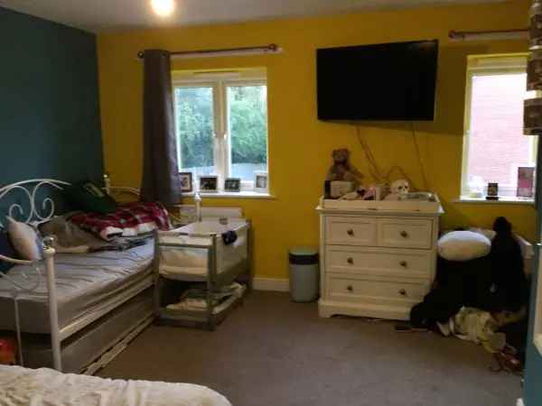 2 Bed Semi Detached House Near Shops And Schools