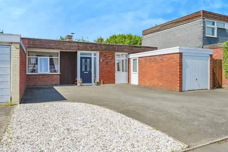 2 Bedroom Bungalow For Sale in Coton Green Tamworth