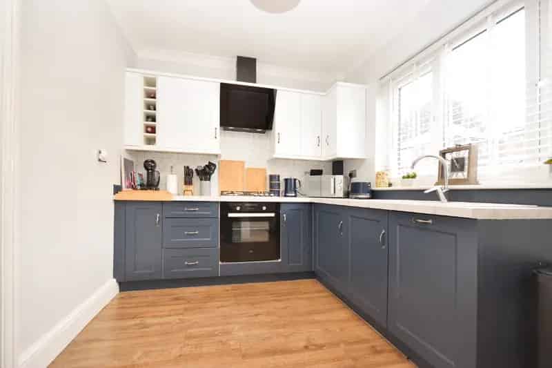 Two Bedroom Terraced House in WF2 - Modern Kitchen & Garden