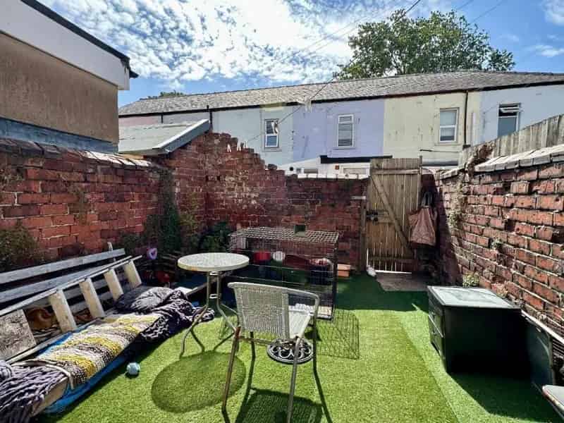 2 bed house for sale
