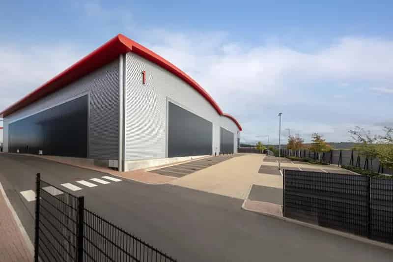 Modern Industrial Warehouse Unit For Lease 65806 sq ft