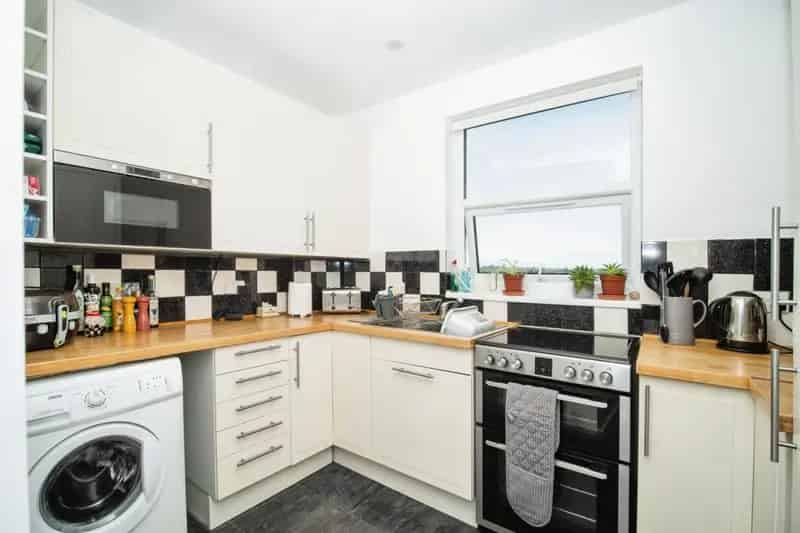 Two Bedroom Flat near Weymouth Beach Recently Renovated Allocated Parking