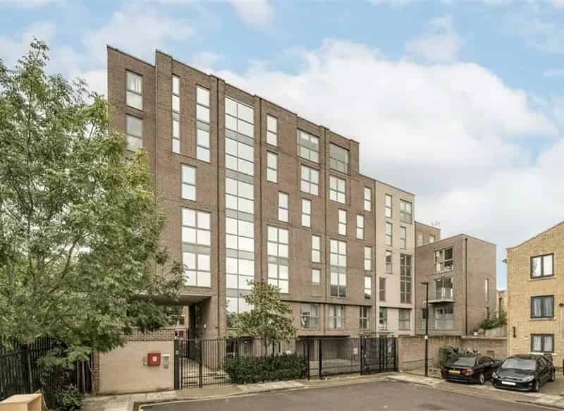 Two Double Bedroom Canal-Side Apartment Near Mile End