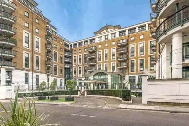 3 Bedroom Flat Kensington High Street London