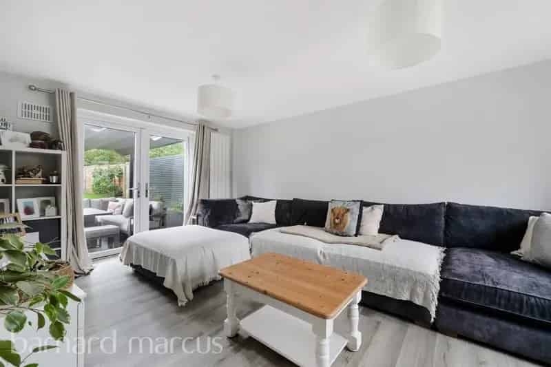 3 Bed House with Garden and 2 Sheds