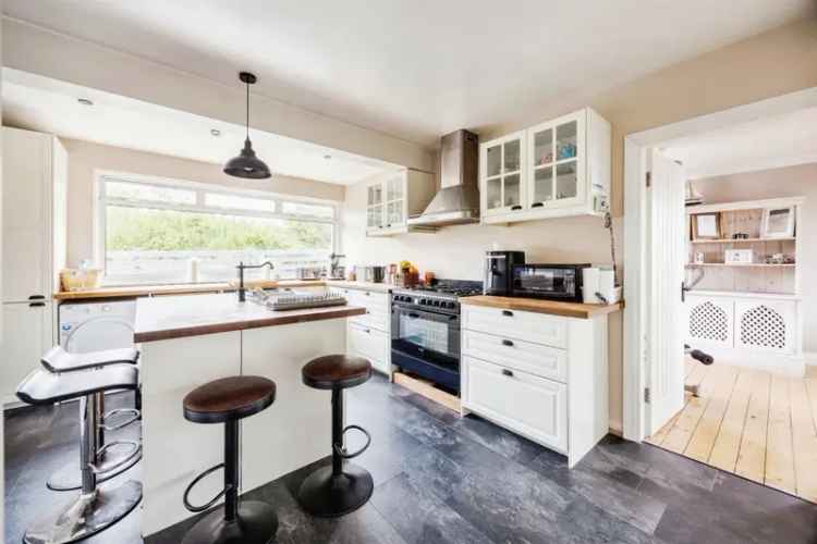 Modern Detached Villa with 6 Bedrooms and Large Gardens
