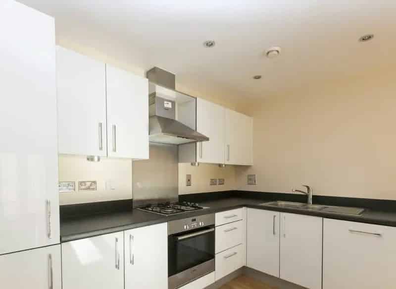Spacious 2-Bedroom Apartment with Parking near Kingston Town Centre