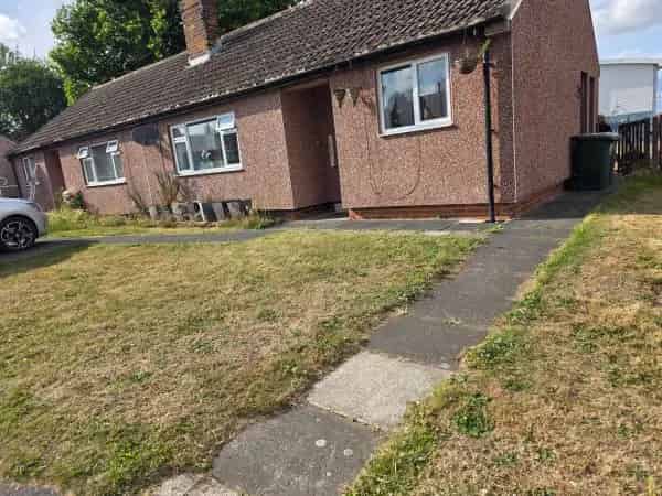 Wakefield Bungalow: Quiet Garden, Parking, Shower