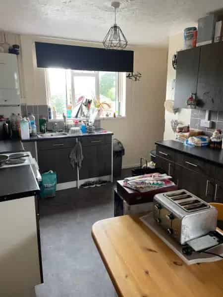3 Bed House Large Garden New Kitchen and Roof Close to Family