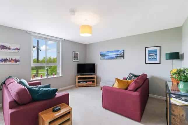 Spacious Flat for Sale in Glasgow's Oatlands Village