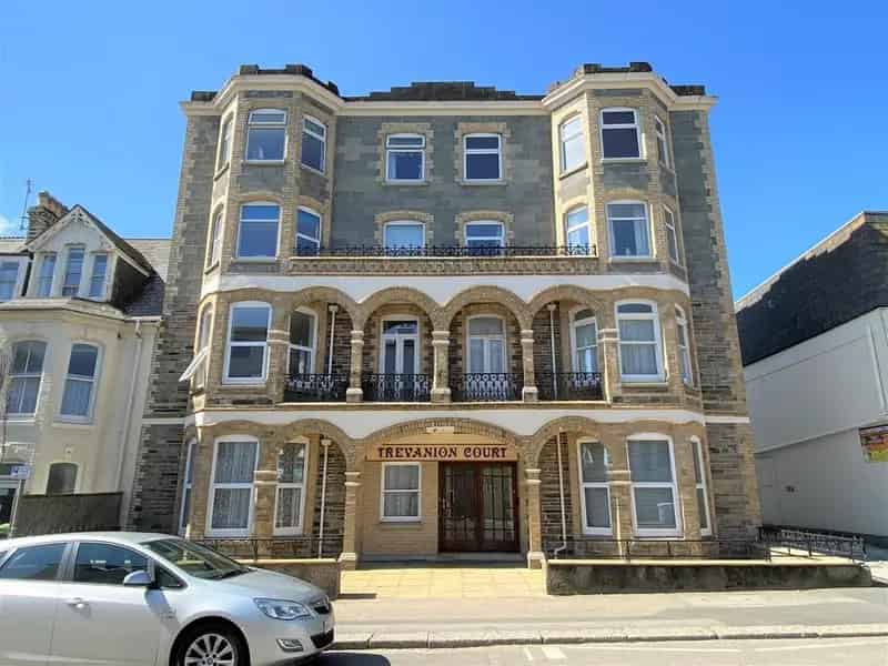 2 Bedroom Apartment to Rent Near Town Centre and Beaches